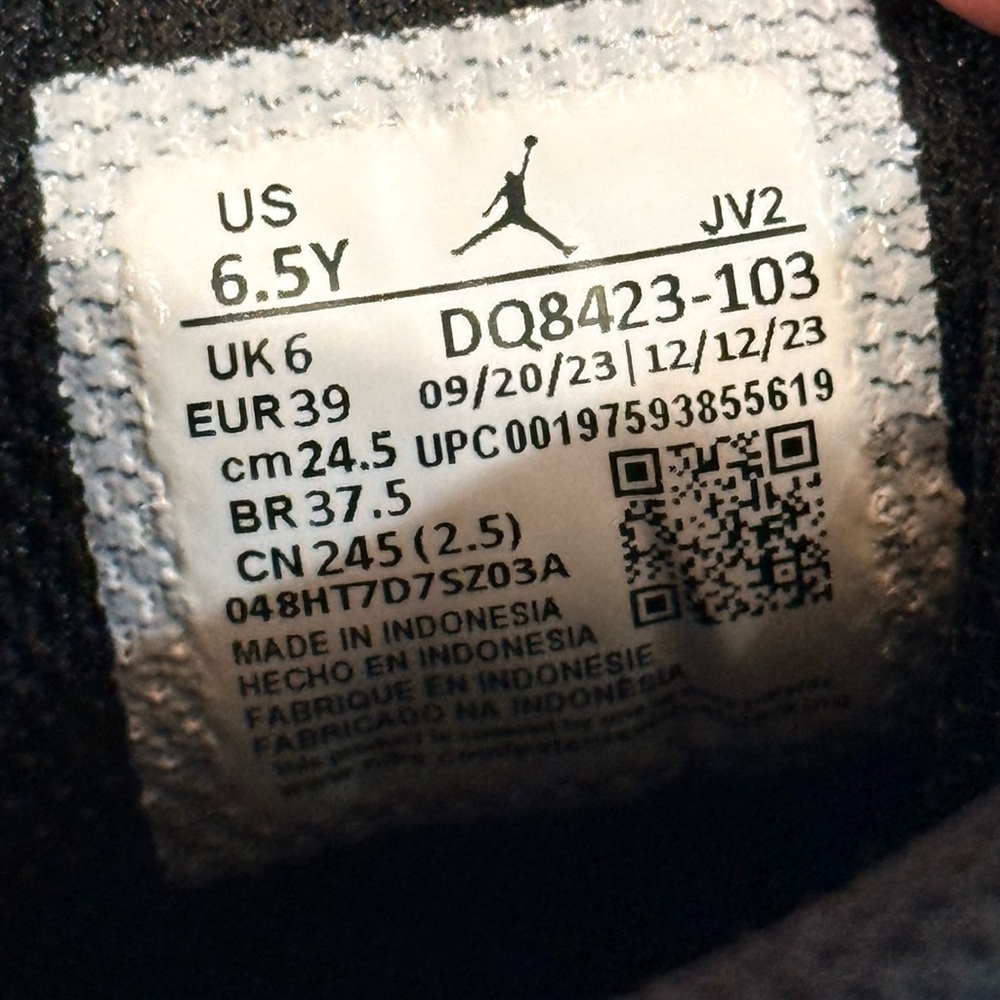 Youth NIKE Air Jordan 1 Mid high top sneakers- green glow/white/black. Size 6.5Y - Picture 9 of 10